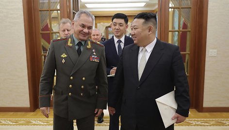 Sergejus Šoigu ir Kim Jong Unas