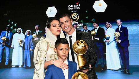 Cristiano Ronaldo su mylimąja Georgina Rodriguez ir sūnumi Cristiano Jaunesniuoju.