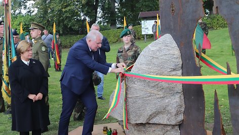 Liubave atidengtas paminklas Juozui Lukšai-Daumantui.