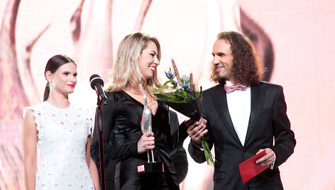 &bdquo;Sidabrinės gervės&ldquo; apdovanojimai 2015 metais, centre &ndash; laureatė Giedrė Žickytė