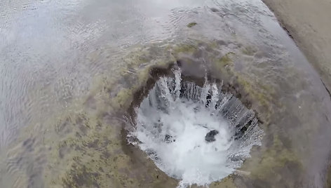 Žiemą JAV ežere „Lost Lake“ prasiveria paslaptinga anga, į kurią teka ežero vanduo