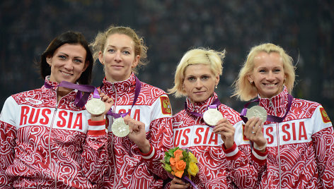 4 po 400 m Pekino žaidynių sidabro medalininkės rusės: Tatjana Firova pirma iš kairės