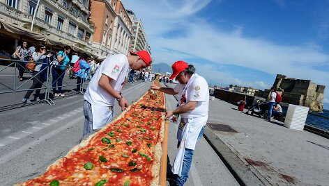 Neapolyje i&scaron;kepta 2 km ilgio pica