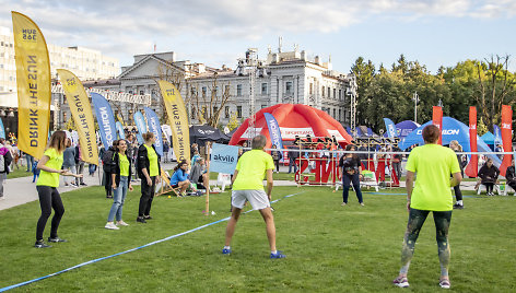 „Sunny Smash“  mėgėjų badmintono turnyras Lukiškių aikštėje.