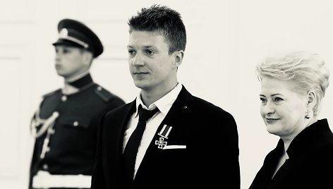  2015 m. prezidentė Dalia Grybauskaitė Tomą Šaparnį apdovanojo Žūvančiųjų gelbėjimo kryžiumi