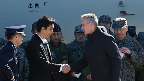 NATO generalinis sekretorius Jensas Stoltenbergas ir Japonijos gynybos viceministras Toshiras Inas