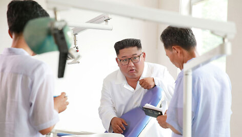 Kim Jong Unas Mjohjangsano medicinos įrangos gamykloje