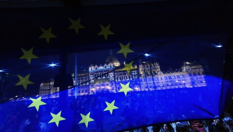 ES vėliava Budape&scaron;te prie&scaron;ais Vengrijos parlamento pastatą