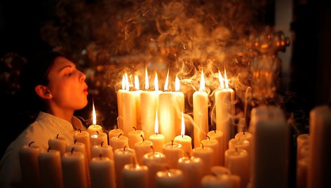 Berniukas užpučia žvakes Ispanijos bažnyčioje