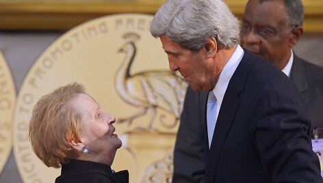 Madeleine Albright ir Johnas Kerry.