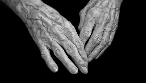 Seno žmogaus rankos