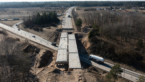 Visiškai sustoję viaduko remonto darbai Trakų plente