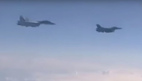 Prie F-16 priartėjęs rusų Su-27 (kairėje)