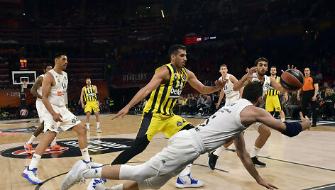 Madrido &bdquo;Real&ldquo; palaužė Stambulo &bdquo;Fenerbahče&ldquo; klubą kovoje dėl trečios vietos Eurolygoje.