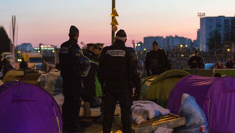 I&scaron; Paryžiaus migrantų stovyklos evakuota daugiau kaip 1 tūkst. žmonių