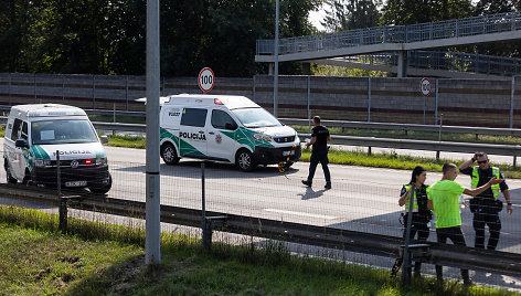 Kelyje Vilnius–Kaunas vilkikas rėžėsi į ženklus, žuvo kelininkas