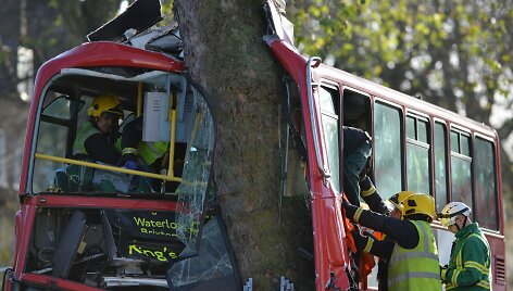 Dviauk&scaron;čio autobuso avarija Londone