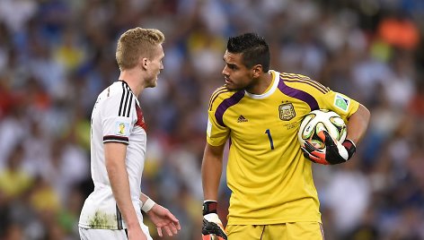 Andre Schuerrle ir Argentinos vartininkas Sergio Romero