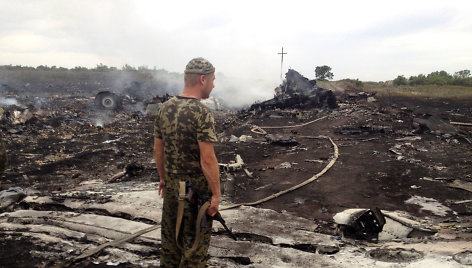 Ukrainos separatistas stovi prie Boeing 777 nulaužų