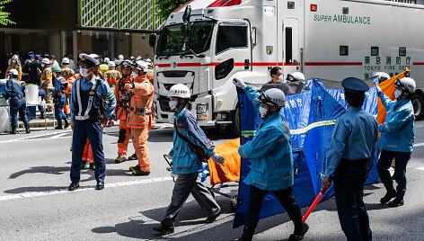 Tokijuje prekybos centre papur&scaron;kus neai&scaron;kios medžiagos / Andrew Caballero-Reynolds / AFP nuotr.