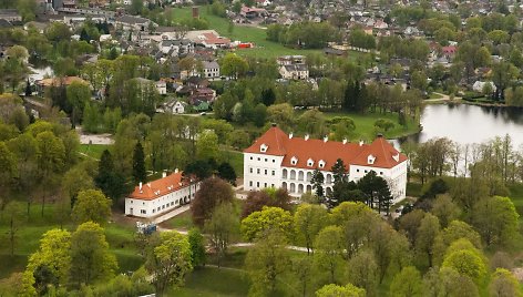 Biržų pilis su atstatytu arsenalu (kairėje) iš paukščio skrydžio (R.Šopio nuotr.)