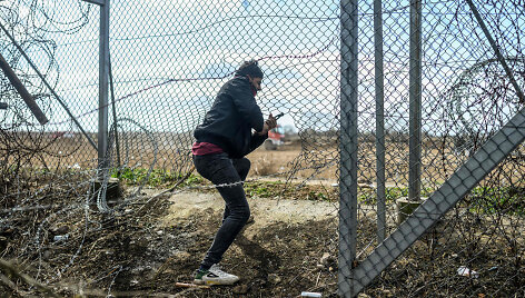 Nelegalus migrantas karpo tvorą tarp Turkijos ir Graikijos