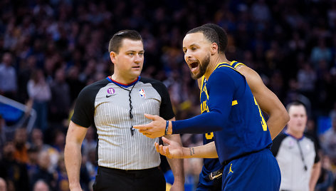 Stephenas Curry nepatenkintas išvarymu iš aikštės