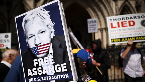 Juliano Assange'o šalininkų protesto akcija prie teismo