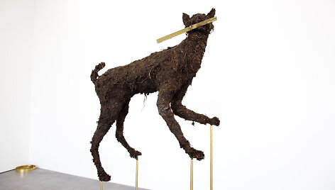 Petrit Halilaj. Nunuodyta žmonių, stokojančių meilės (Paprastoji lū&scaron;is), 2013 (geležis, karvės ekskrementai, dirvožemis, klijai, žalvaris, 107 x 86 x 25 cm). &bdquo;Lewben Art Foundation&ldquo; kolekcija