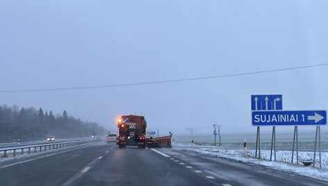 Sniegas ties Raseinių rajonu autostradoje