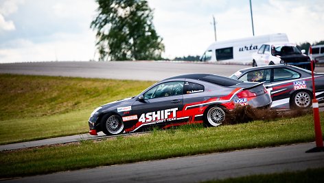 „4SHIFT DriftTeam“komanda ir jos narys Robertas Šalkauskas, Andriaus Lauciaus nuotrauka