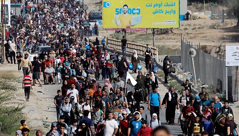 Tūkstančiai palestiniečių keliauja i&scaron; &scaron;iaurės Gazos į pietus