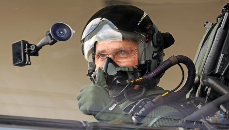 NATO vadovas Jensas Stoltenbergas sėdo prie naikintuvo „Eurofighter“ šturvalo