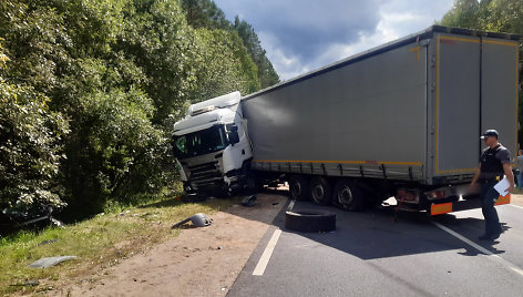 Netoli Prienų į avariją pateko sunkvežimis ir trys lengvieji automobiliai