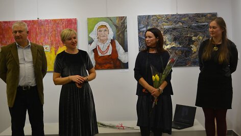 Varėnos kultūros centro parodų salėje atidaryta menininkų Valdemaro &Scaron;eme&scaron;kos, Alinos Daiker Gulbinienės ir Alessandro Rillo tapybos darbų paroda &bdquo;Antitesi&ldquo;