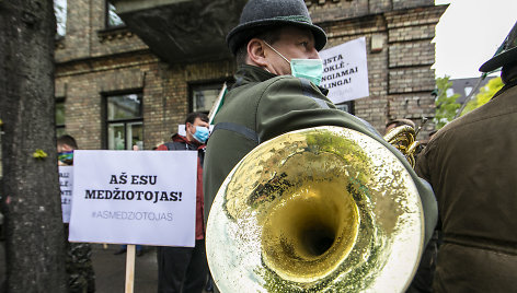 Medžiotojai rinkosi prie Aplinkos ministerijos