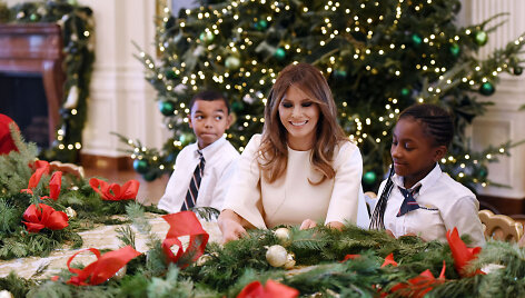 Melania Trump su mažaisiais Baltųjų rūmų svečiais