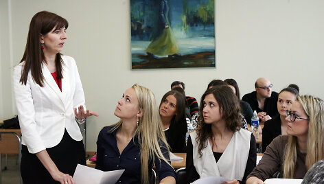 &Scaron;iaulių universiteto dėstytoja Janina &Scaron;eputienė (kairėje) su studentais. Zenono Ripinskio nuotr.