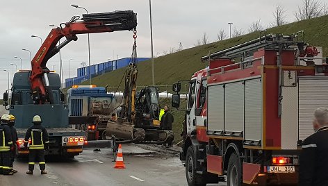 Avarija Klaipėdoje: vilkikas vežė traktoriuką ir šio strėlė užkliuvo už tilto