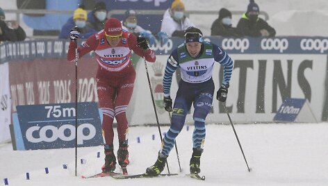 Rusas Aleksandras Bol&scaron;unovas (kairėje) nevaldė emocijų, kai jį aplenkė Joni Maki.