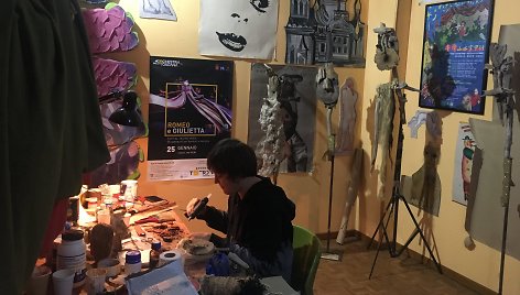 Klaipėdos lėlių teatre – Guodos Korsakaitės paroda „Scenografo darbo stalas“