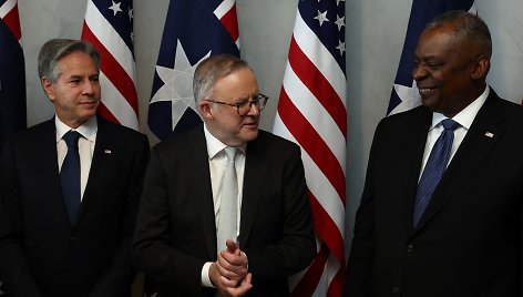 JAV valstybės sekretorius Antony Blinkenas, Australijos ministras pirmininkas Anthony Albanese'is ir JAV gynybos sekretorius Lloydas Austinas