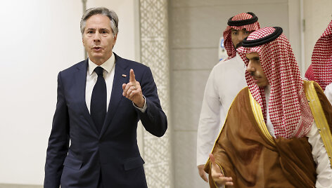 JAV valstybės sekretorius Antony Blinkenas ir Saudo Arabijos princas ir  užsienio reikalų ministras Faisalas bin Farhanas 