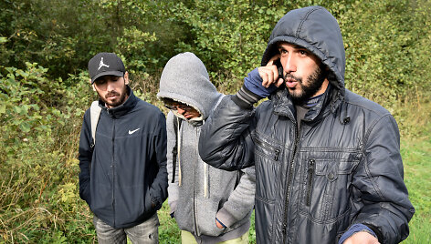 Afganistaniečiai, kurių EŽTT neleido i&scaron;stumti i&scaron; Lietuvos teritorijos. Kairėje Roman Sanaye, viduryje Mohammad Alem Haidari, de&scaron;inėje Ramin Sayadi (Ignalinos r.)