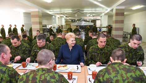 Dalia Grybauskaitė lankėsi Karaliaus Mindaugo husarų batalione Panevėžyje