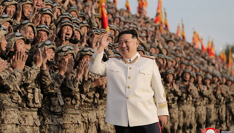 Kim Jong Unas su kariais