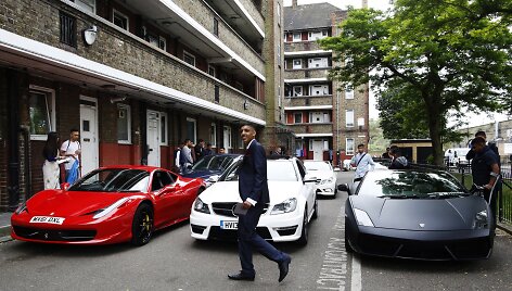 Londono mokyklos i&scaron;leistuvėse abiturientai i&scaron;sinuomoja prabangius automobilius