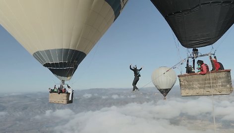 Kaskadininkai mėgina pasivaikščioti lynu tarp oro balionų danguje