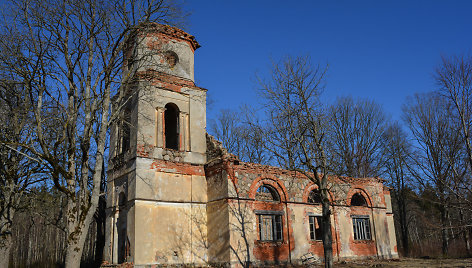 Už Lietuvos pakraščio: mistiški bažnyčios griuvėsiai ir ypatingas statinys miške
