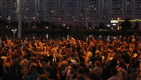 Baltarusijoje malšinami antrą dieną besitęsiantys protestai